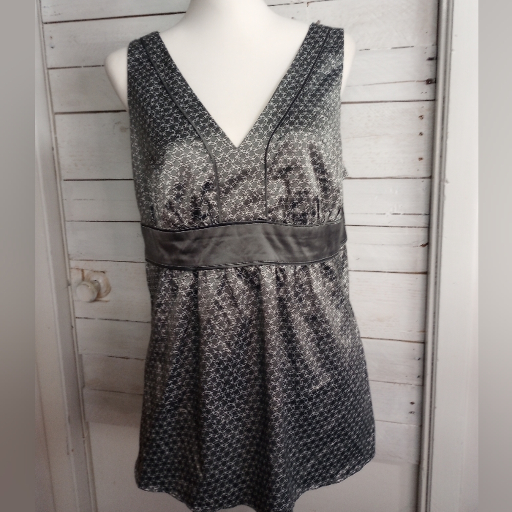 New York & Company Gray White Sleeveless Top Size 12 V-Neck Satin Waist Career